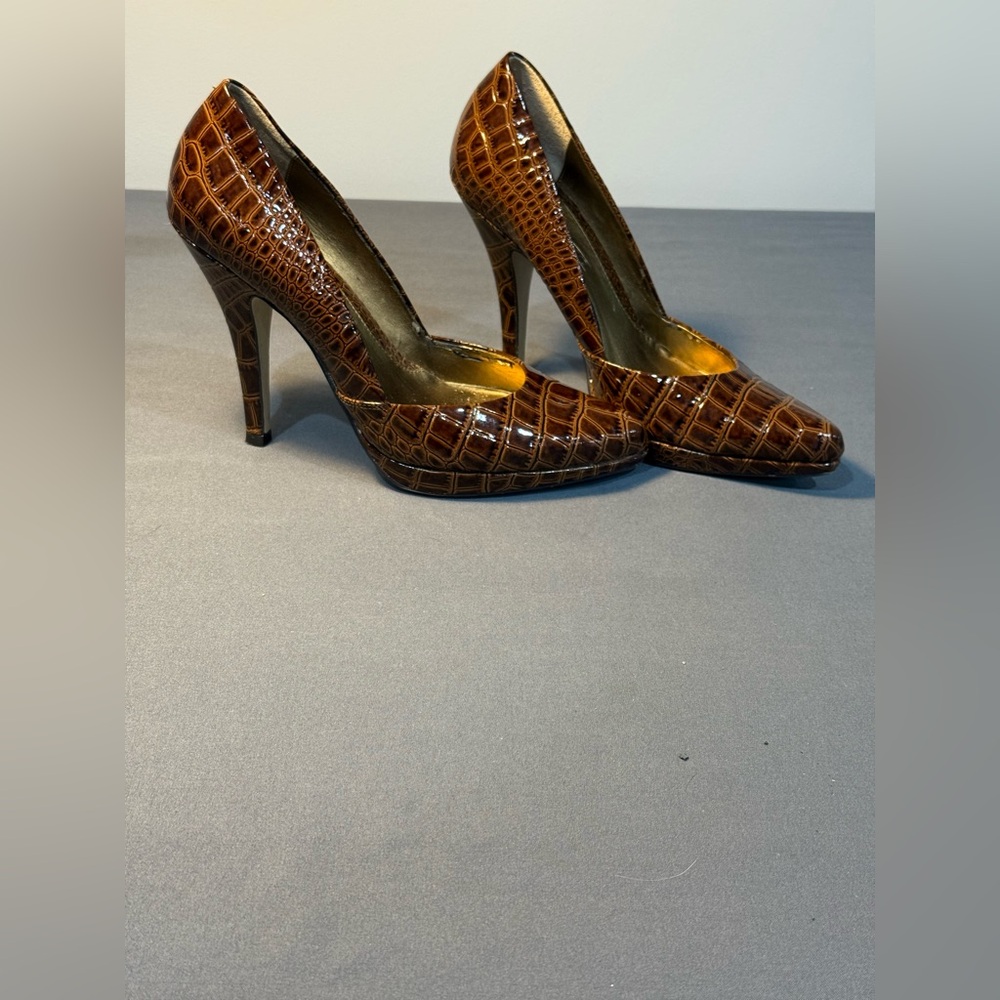 Circa Joan & David Luxe brown crocodile Embossed leather platform pump Size 7.5